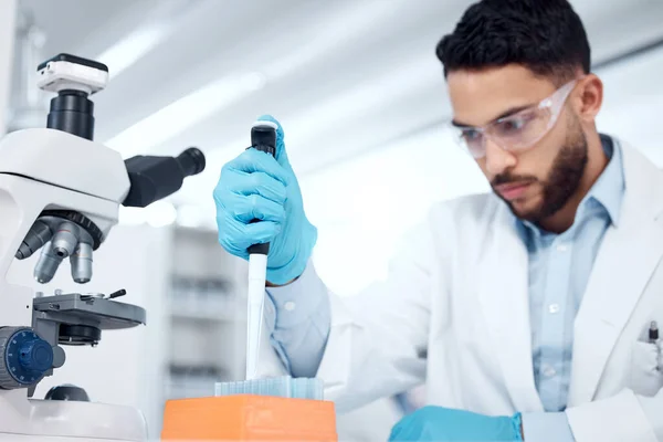 Ein Gemischter Männlicher Wissenschaftler Trägt Schutzbrille Und Laborkittel Während Einem — Stockfoto