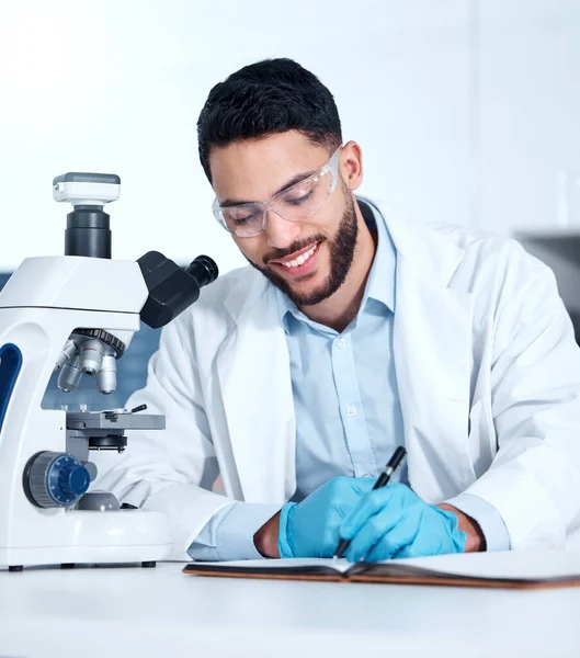 Stilig Ung Blandras Man Bär Handskar Och Labcoat Och Tittar — Stockfoto