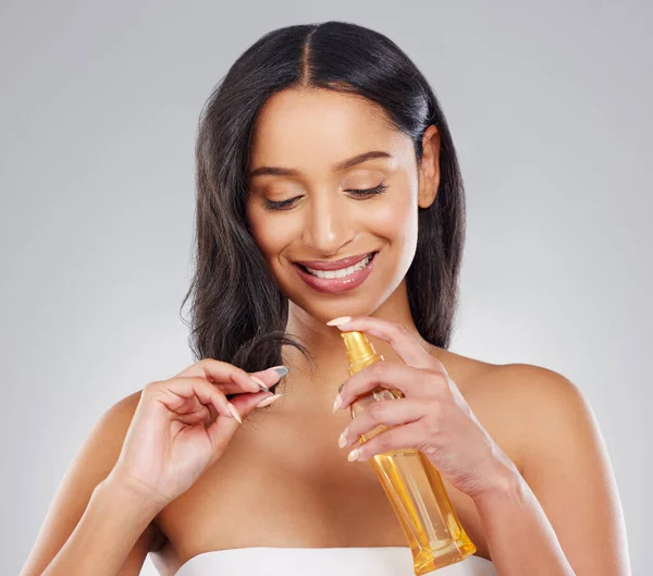 Cropped Shot Attractive Young Woman Applying Treatment Her Hair Studio — Foto Stock