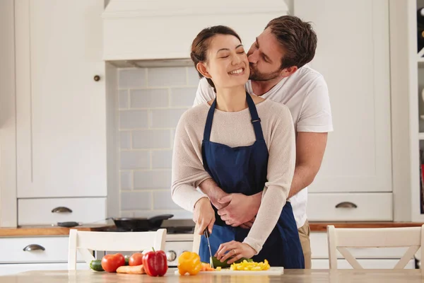 Disparo Hombre Abrazando Esposa Mientras Ella Prepara Una Comida Cocina — Foto de Stock