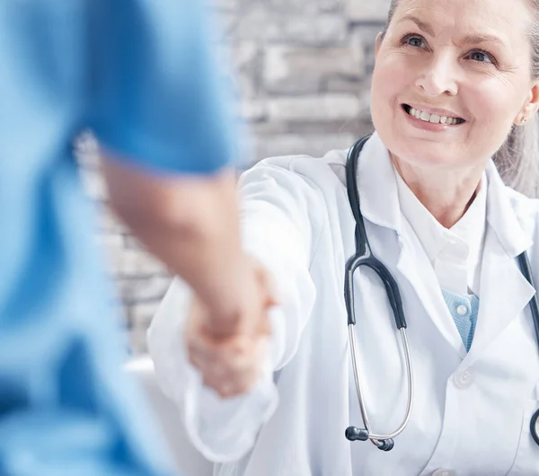 Shot Doctor Shaking Hands Colleague Medical Office — Stockfoto