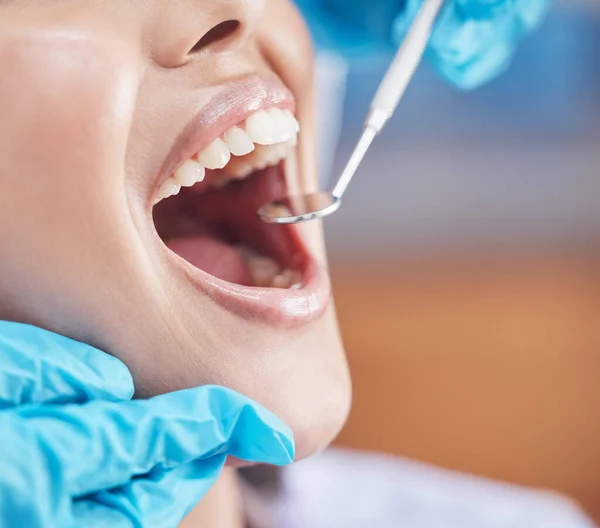 Inyección Una Mujer Punto Ser Revisada Por Dentista — Foto de Stock
