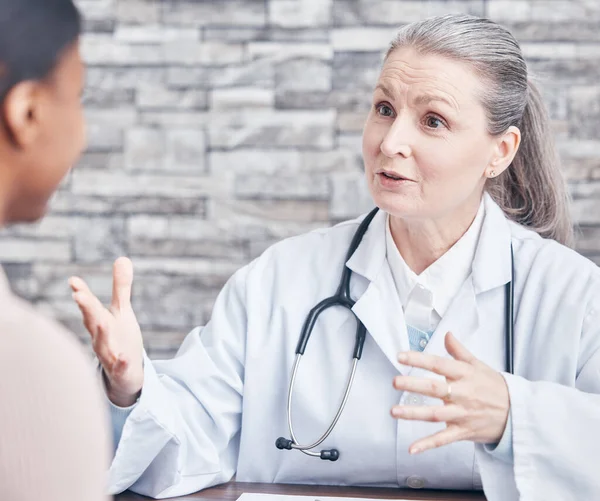 Tiro Médico Tendo Uma Consulta Com Paciente Consultório Médico — Fotografia de Stock