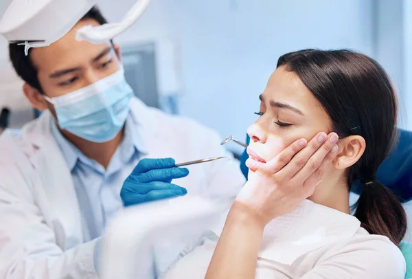 Tiro Uma Jovem Mulher Olhando Assustada Cadeira Dentistas — Fotografia de Stock