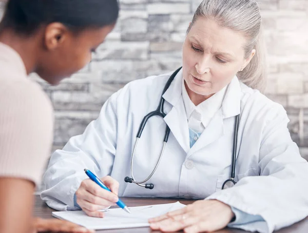 Shot Doctor Going Paperwork Consultation Patient Medical Office — Stockfoto