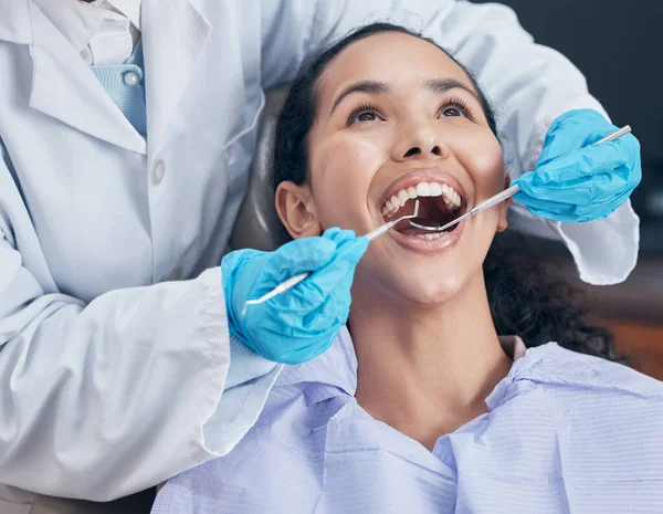 Tiro Uma Jovem Tendo Procedimento Realizado Por Seu Dentista — Fotografia de Stock