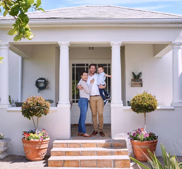 Tournage Une Famille Debout Ensemble Sur Porche Maison — Photo