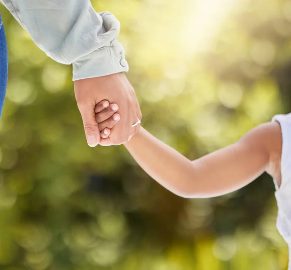 Shot Unrecognizable Child Parent Holding Hands Nature — ストック写真