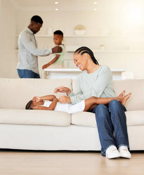 Beautiful Young African American Mom Bonding Her Daughter Sofa Living — Stockfoto