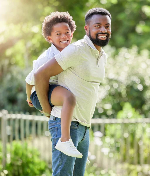 Portrait Father Giving His Son Piggyback Ride Outdoors — Stockfoto