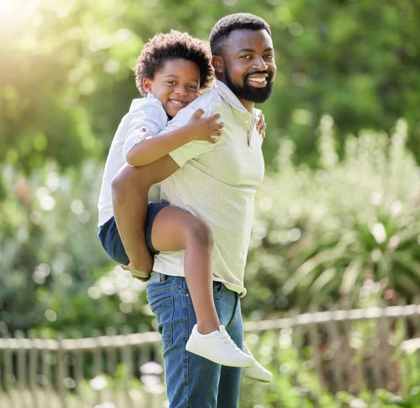Portrait Father Giving His Son Piggyback Ride Outdoors — Stockfoto