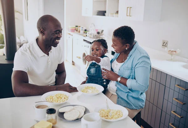 Shot Happy Young Family Bonding While Eating Breakfast Kitchen Home — Stockfoto