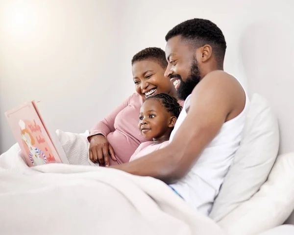 Shot Young Family Bonding Bed Together — Stock Photo, Image