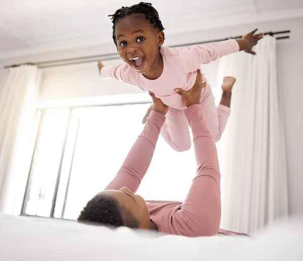 Shot Beautiful Young Woman Bonding Her Daughter Bed Home — Stock Photo, Image