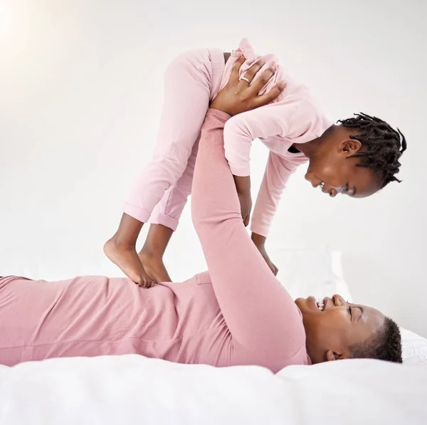 Shot Beautiful Young Woman Bonding Her Daughter Bed Home — Stock Photo, Image