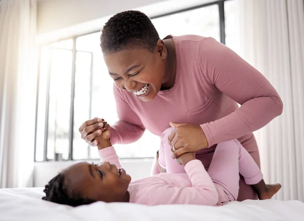 Shot Beautiful Young Woman Bonding Her Daughter Bed Home — Stock Photo, Image