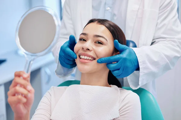Tiro Uma Jovem Mulher Verificar Resultados Consultório Dos Dentistas — Fotografia de Stock