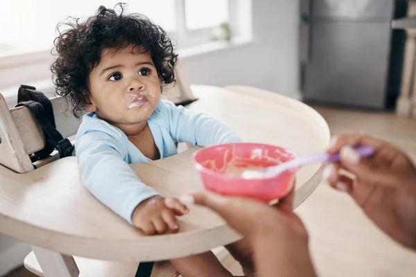 Tiro Uma Menina Adorável Sentada Cozinha Sendo Alimentada Por Sua — Fotografia de Stock