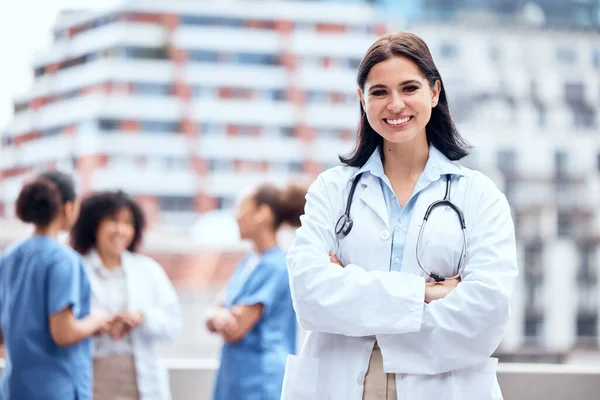 Portrait Proud Young Doctor Her Arms Crossed Her Coworkers Background — ストック写真