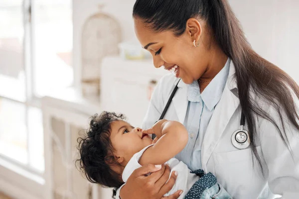Shot Pediatrician Holding Her Little Patient —  Fotos de Stock