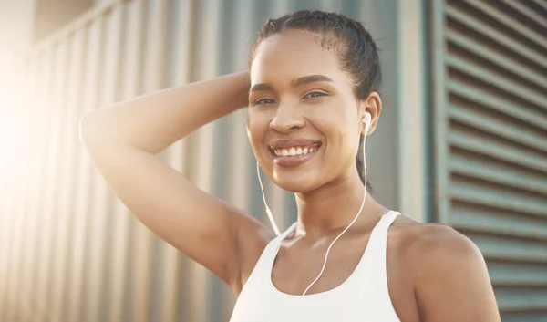 Πορτρέτο Μιας Νεαρής Γυναίκας Αυτοπεποίθηση Που Ακούει Μουσική Ακουστικά Ενώ — Φωτογραφία Αρχείου