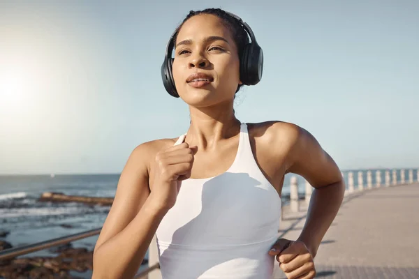 Close Fit Young Female Athlete Sportswear Wearing Wireless Headphones Listening — Zdjęcie stockowe