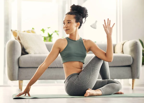 Shot Young Woman Practising Yoga Her Living Room — Stock fotografie