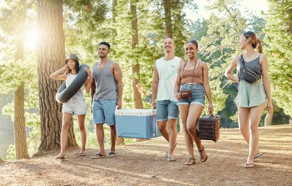 Full Length Shot Diverse Group Friends Enjoying Day Out Woods — Foto Stock