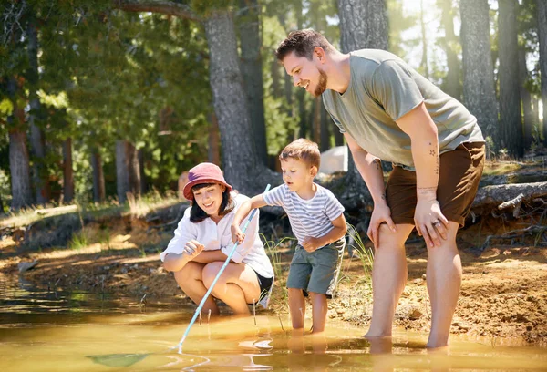 Shot Happy Family Playing Fishing Net Lake Forest — Stockfoto