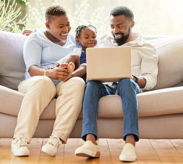 Mãe e filhos felizes com tablet digital assistem a vídeos engraçados,  filmes ou jogos no sofá