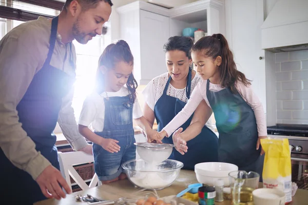 拍一对夫妇和他们的孩子一起在家里烘焙 — 图库照片