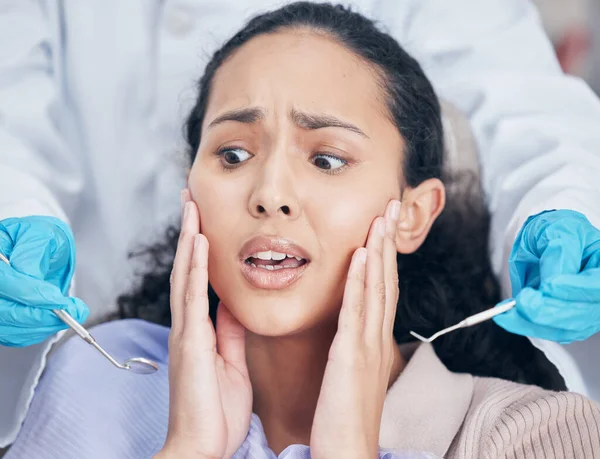 Strzał Młodej Kobiety Wyglądającej Przestraszoną Gabinecie Dentystycznym — Zdjęcie stockowe