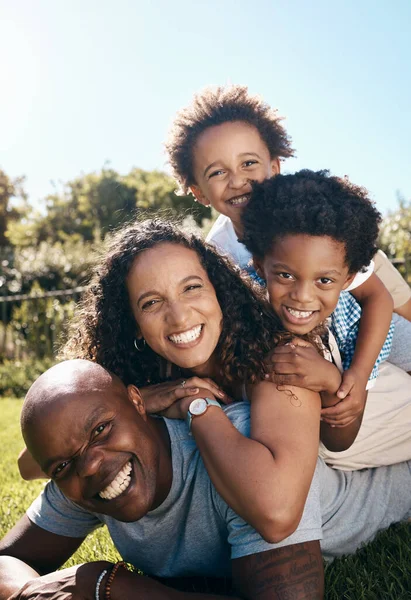 Familia Afroamericana Feliz Cuatro Acostados Apilados Uno Encima Del Otro — Foto de Stock