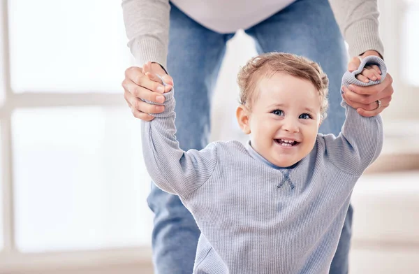 Recortado Disparo Niño Adorable Sosteniendo Sus Manos Madres Mientras Unos — Foto de Stock