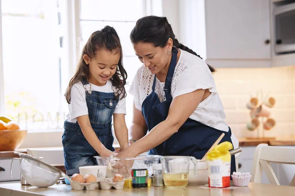 Shot Mother Her Young Daughter Baking Together Home — Stockfoto