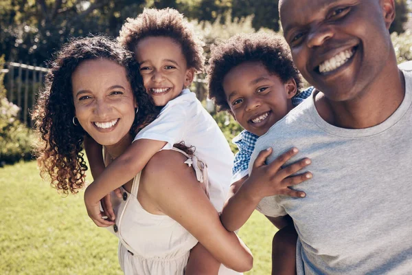 Glad Afrikansk Amerikansk Familj Fyra Som Har Roligt Och Leker — Stockfoto
