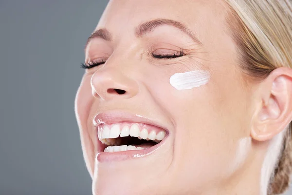 Studio Shot Attractive Mature Woman Applying Moisturiser Her Face Grey — Stok Foto