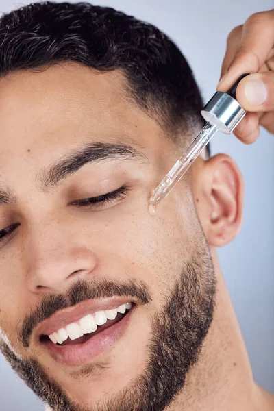 Foto Joven Aplicando Suero Piel Sobre Fondo Estudio — Foto de Stock