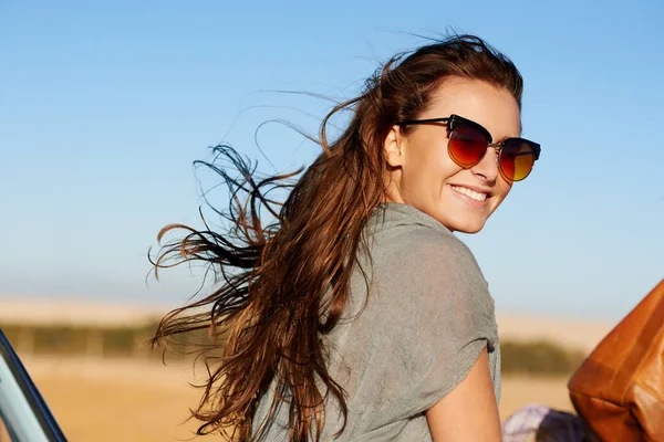 Retrato Mujer Joven Atractiva Sonriendo Usando Gafas Sol Con Borde —  Fotos de Stock