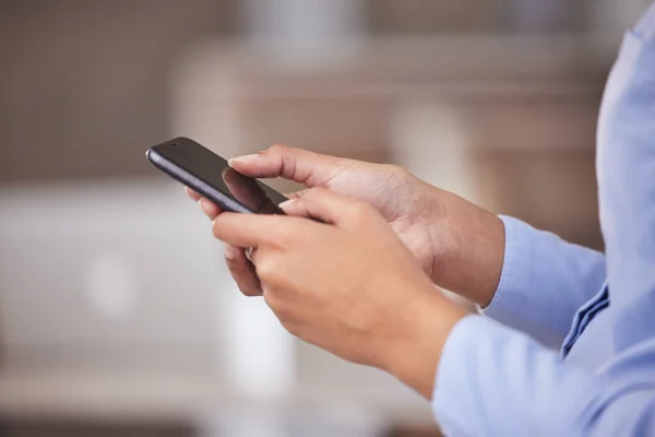 Closeup Hands Businesswoman Texting Businesswoman Using Cellphone Looking Online Professional — Stockfoto