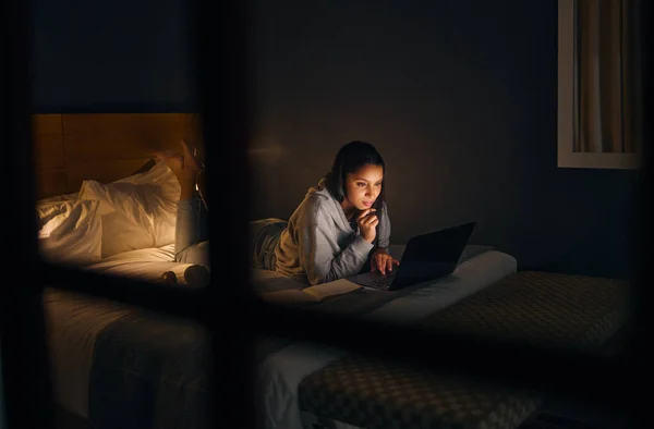 拍到一个年轻貌美的女子深夜在自家卧室学习的照片 — 图库照片