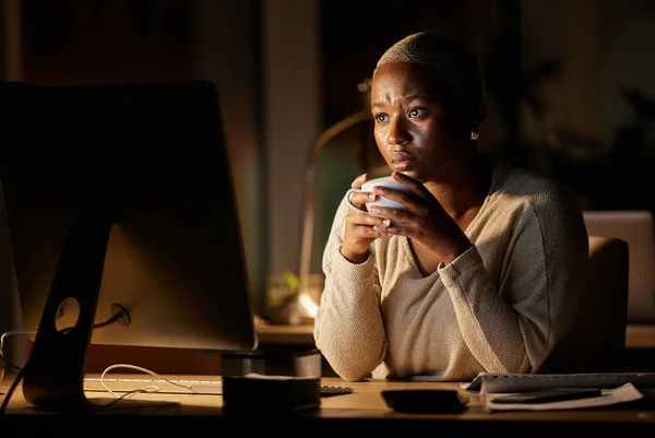 Shot Young Businesswoman Drinking Coffee While Working Computer Office Night — Zdjęcie stockowe