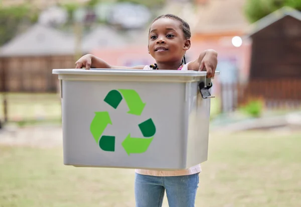 Disparo Una Niña Llevando Una Caja Reciclaje Afuera — Foto de Stock