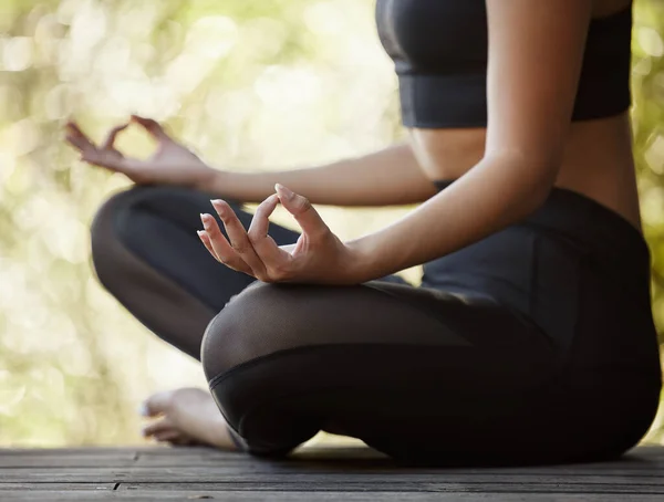 Cropped Shot Unrecognizable Young Female Athlete Meditating While Practicing Yoga — Stock fotografie