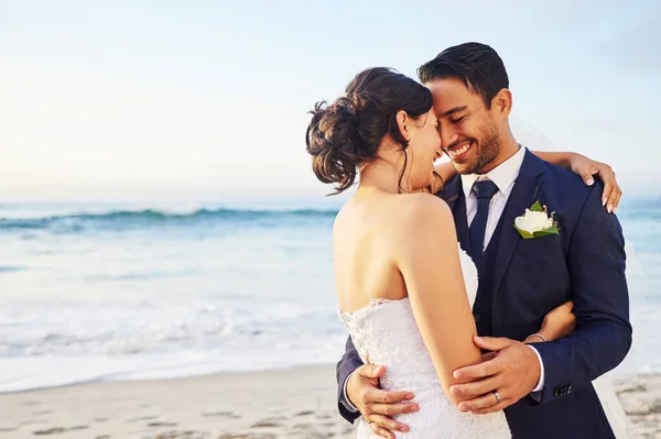 Aufnahme Eines Jungen Paares Strand Ihrem Hochzeitstag — Stockfoto