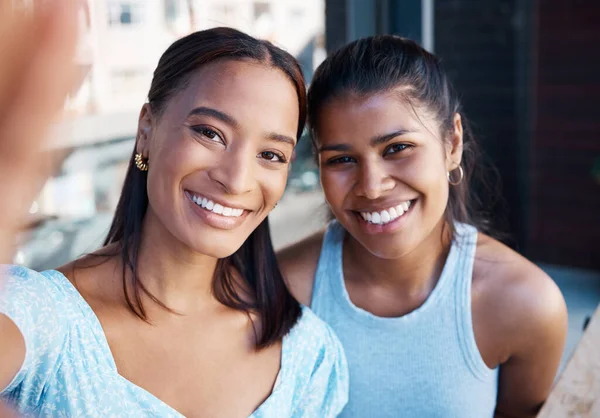 Tiro Duas Jovens Amigas Tirando Uma Selfie Café — Fotografia de Stock