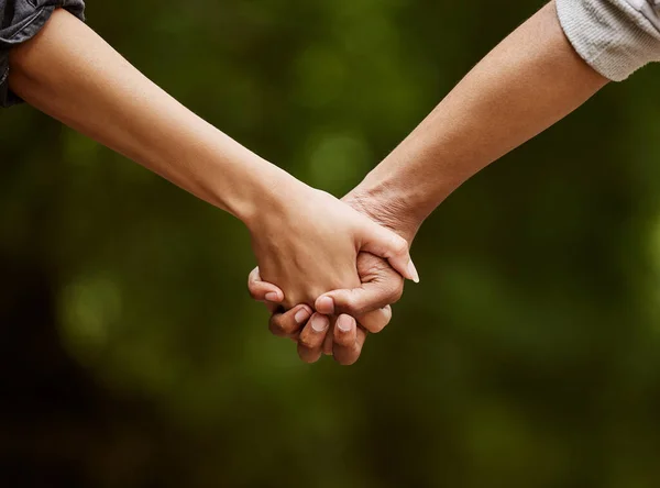 Closeup Shot Unrecognizable Couple Walking Hand Hand Wilderness — Fotografia de Stock