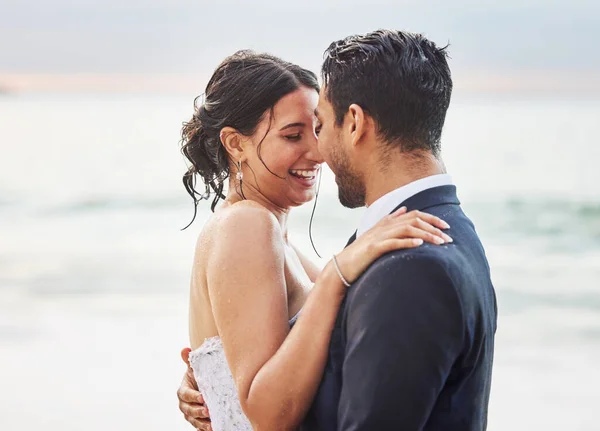 Skjuten Ett Ungt Par Stranden Deras Bröllopsdag — Stockfoto