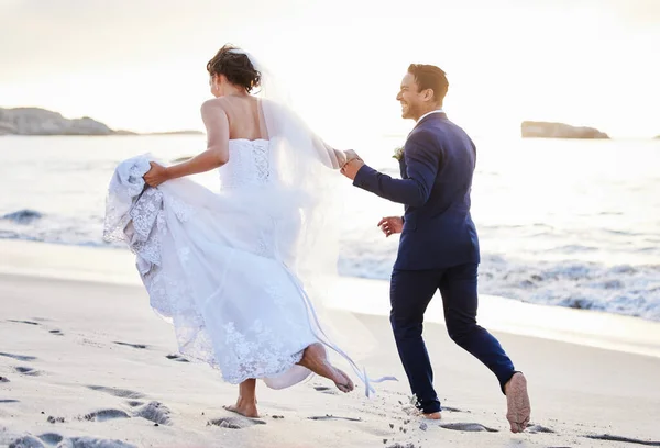 Shot Young Couple Beach Wedding Day — Zdjęcie stockowe