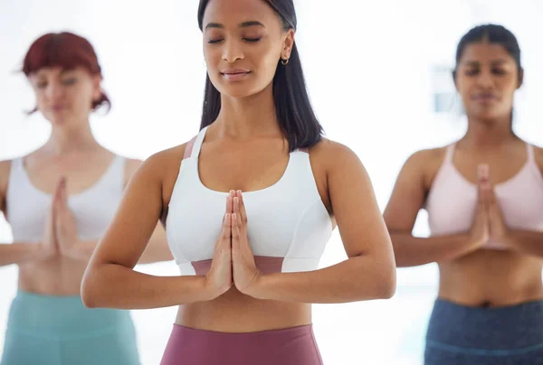 Shot Group Sporty Young Women Meditating While Exercising Yoga Studio — ストック写真